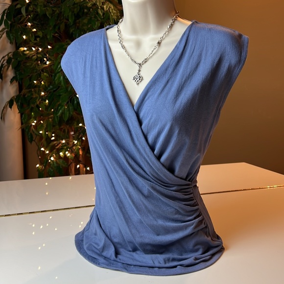 💙ANN TAYLOR BLUE WRAP FRONT V NECK RUCHED SIDE TOP SIZE EXTRA SMALL💙 - Picture 2 of 12